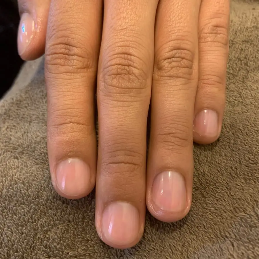 ネイルケア後の男性の手元。爪の表面が整い、自然なツヤが出て清潔感のある印象に