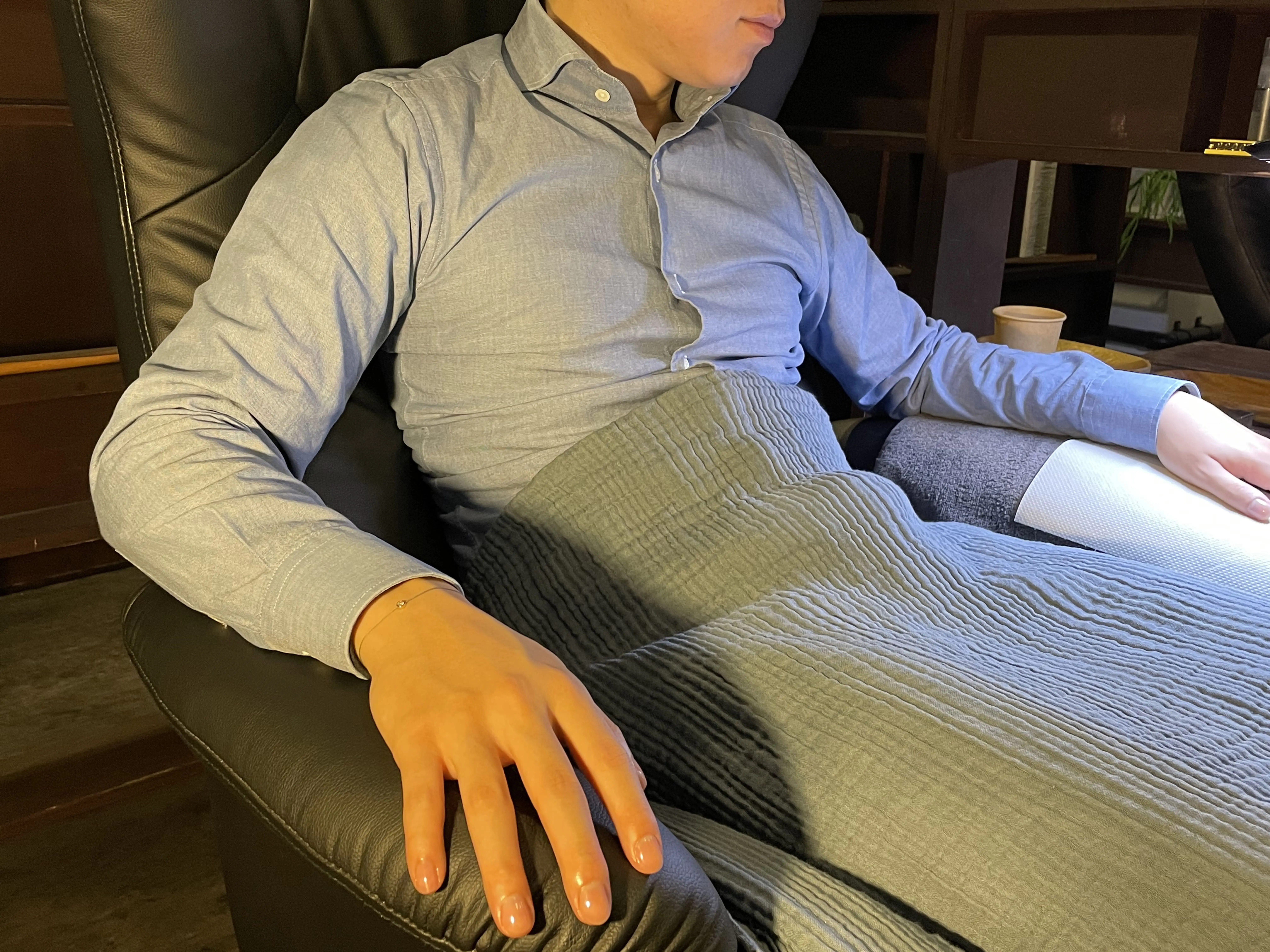 別の男性がネイル施術中にリラックスして目を閉じており、落ち着いた雰囲気の室内空間