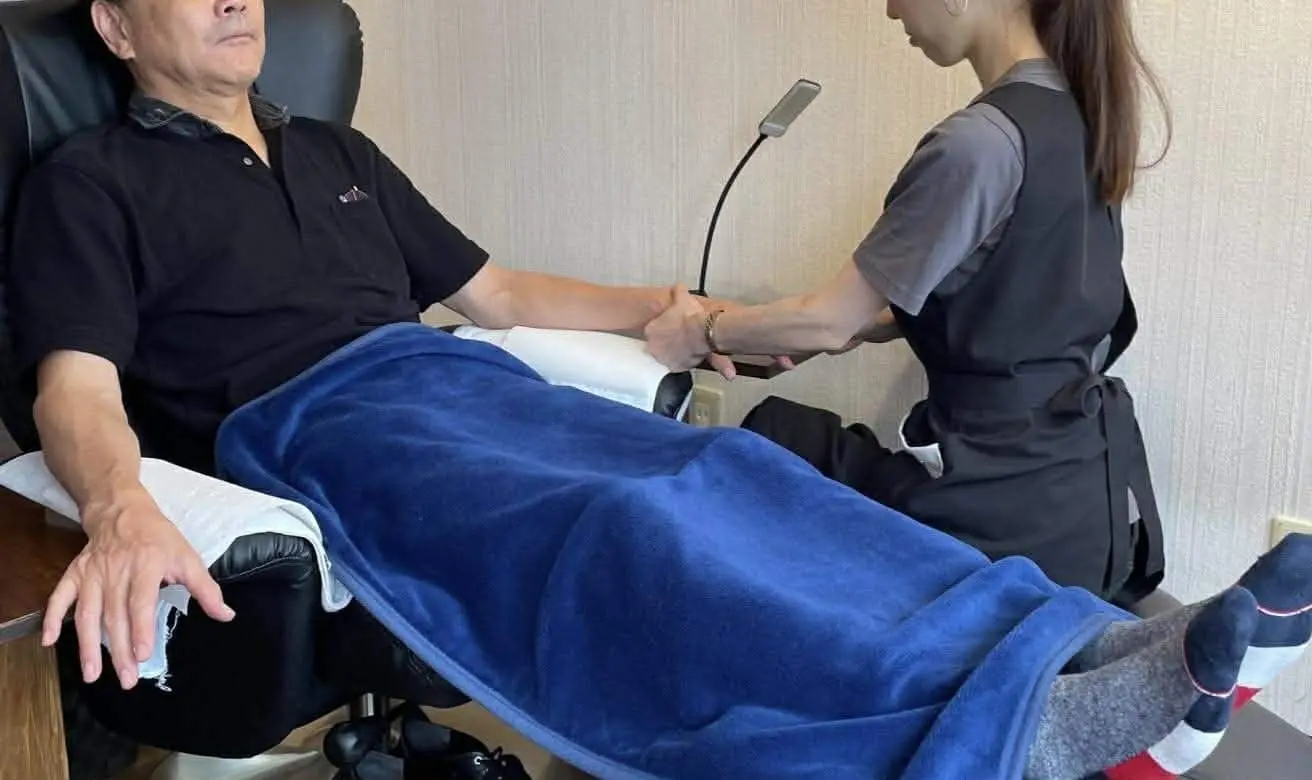 指を組んでリラックスした状態の手元をクローズアップで撮影した画像